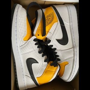 Jordan 1 mid University Gold